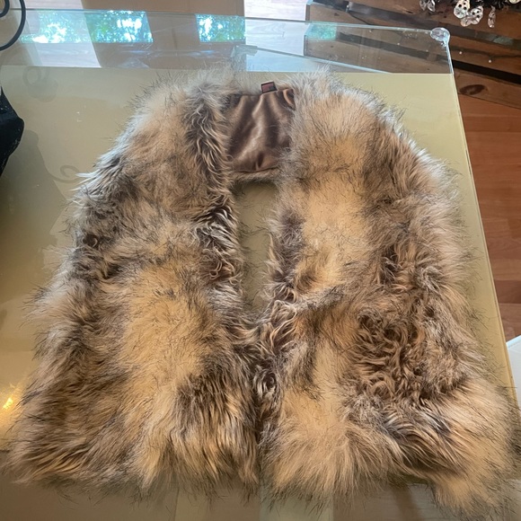 Canadian faux fox fur bridal wrap . Gorgeous quality . Royal scout co. Sold out. - Picture 6 of 8